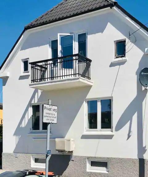 Stort Hus I Porsgrunn Sentrum Med Gangavstand Til "Alt" & Gratis Parkering Til Flere Biler المظهر الخارجي الصورة
